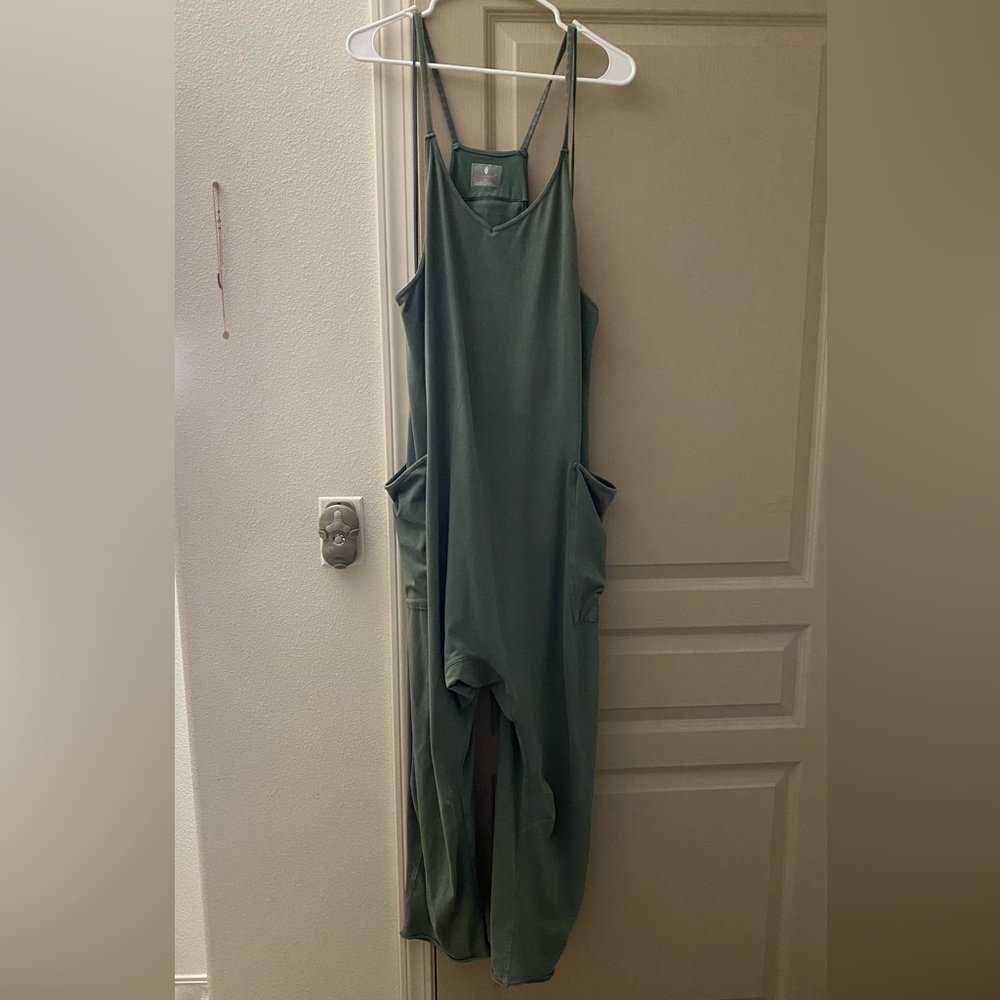 “LUSH PINE” FREE PEOPLE MOVEMENT HOT SHOT ONESIE LARGE